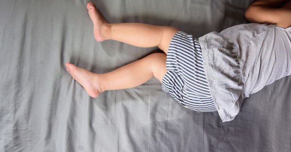 ¿Por qué mi hijo aún moja la cama?