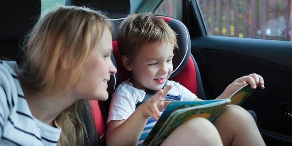 Cómo entretener a los niños en el coche